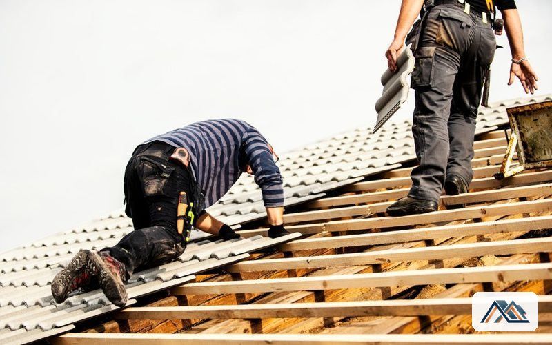 Colocación de las placas de aislamiento sobre la estructura de madera de la cubierta