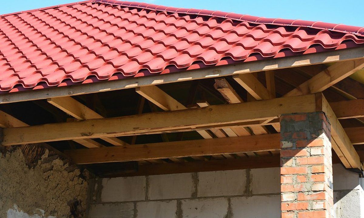 Cubierta de teja apoyada sobre la estructura de madera vista antes de aislar