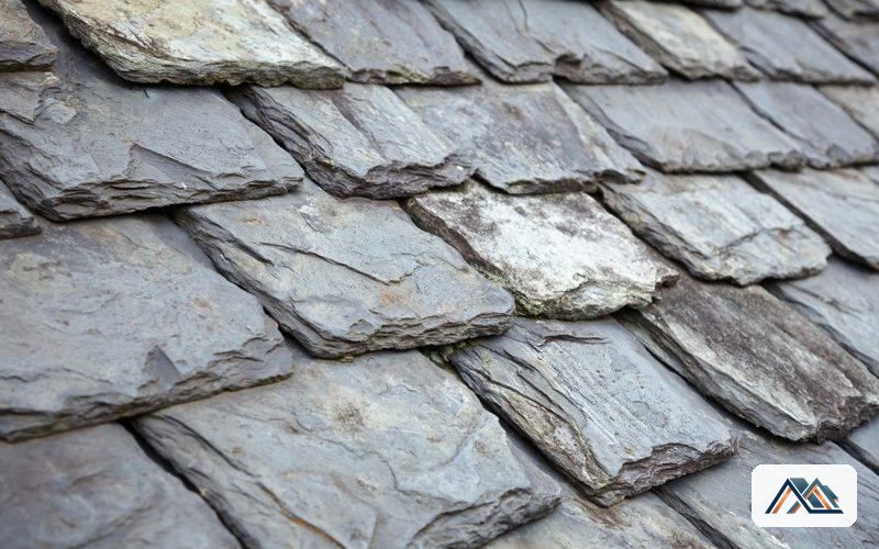 Detalle del solape entre las piezas de un tejado de pizarra natural