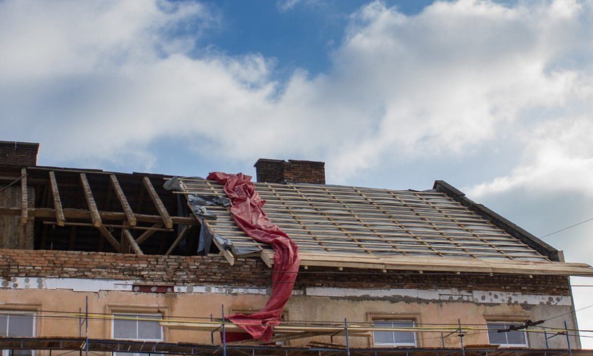 Vivienda con andamio montado y la cubierta desmontada durante la obra