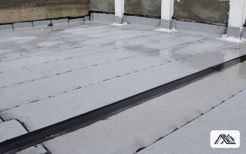Cubierta comunitaria impermeabilizada Cubierta plana de un edificio impermeabilizada con lámina asfáltica autoprotegida y petos rematados