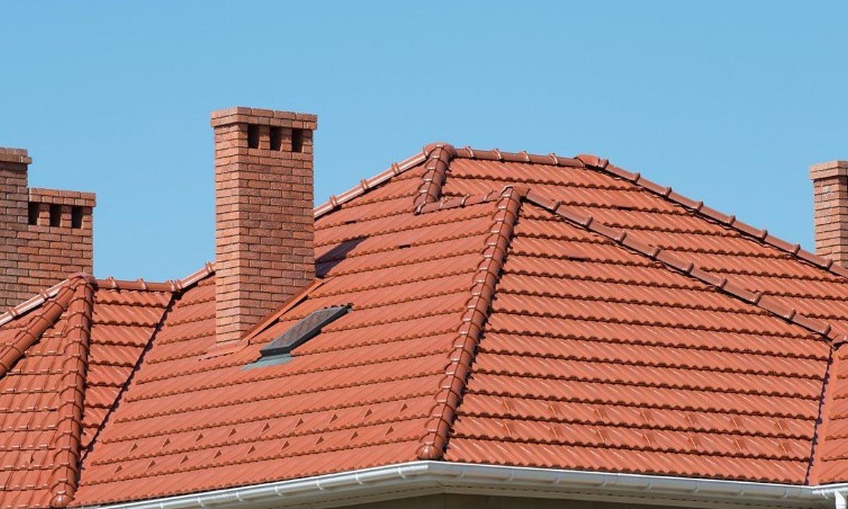 Vivienda con cubierta de teja a cuatro aguas y dos chimeneas vista antes de la revisión