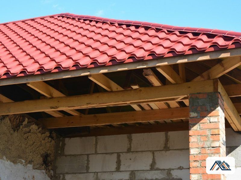 Cubierta de teja nueva sobre estructura de madera en una vivienda de la provincia de Lugo