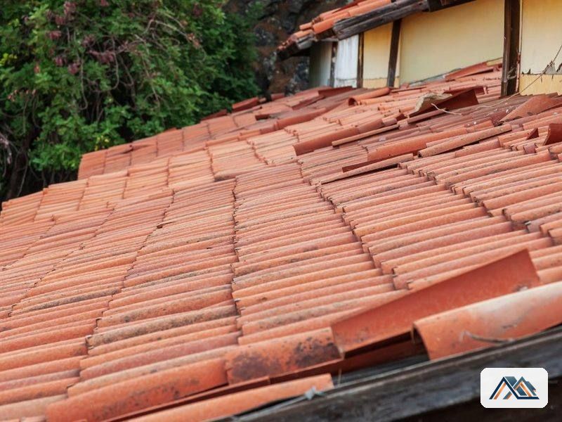 Faldón de teja con piezas desplazadas y desgaste en una vivienda de Lugo