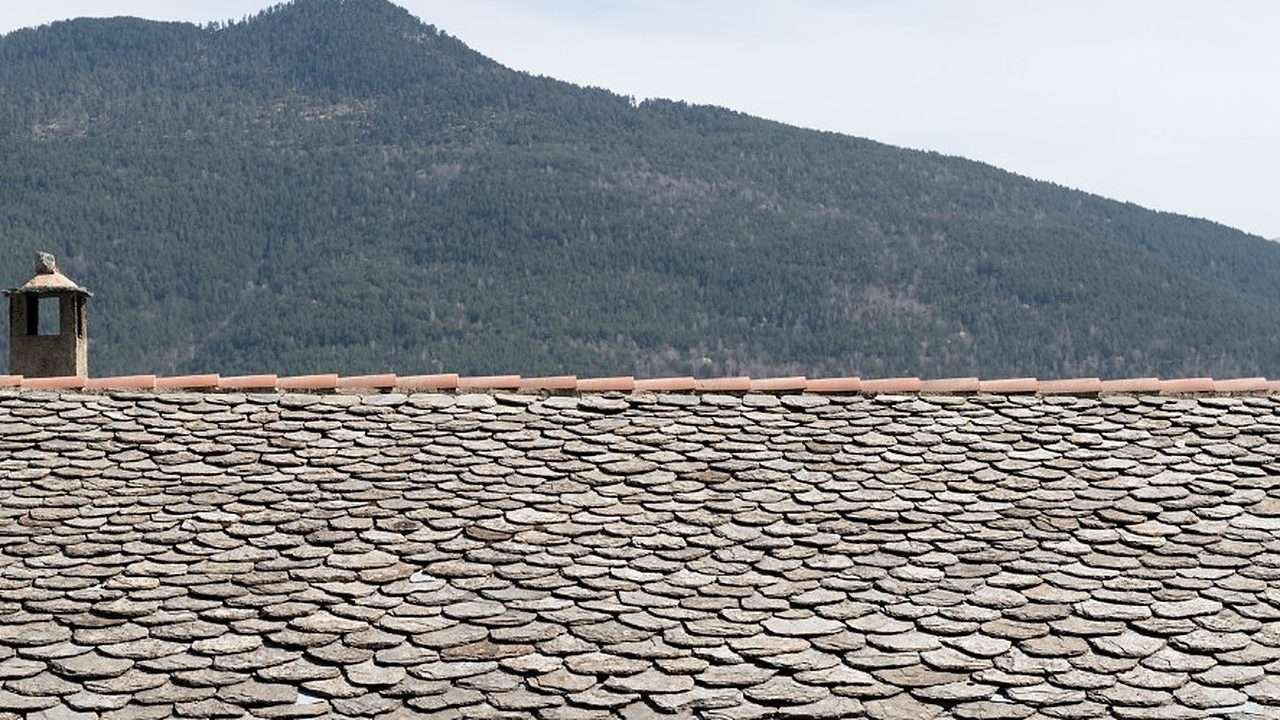 Cubiertas tradicionales de pizarra en Lugo Pueblo de montaña de la provincia de Lugo con cubiertas tradicionales de pizarra