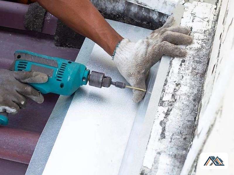 Montaje de un canalón de zinc en el alero de una vivienda de Lalín