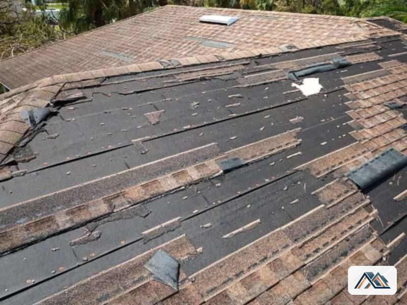 Azotea con la impermeabilización asfáltica levantada en un edificio de Monforte de Lemos