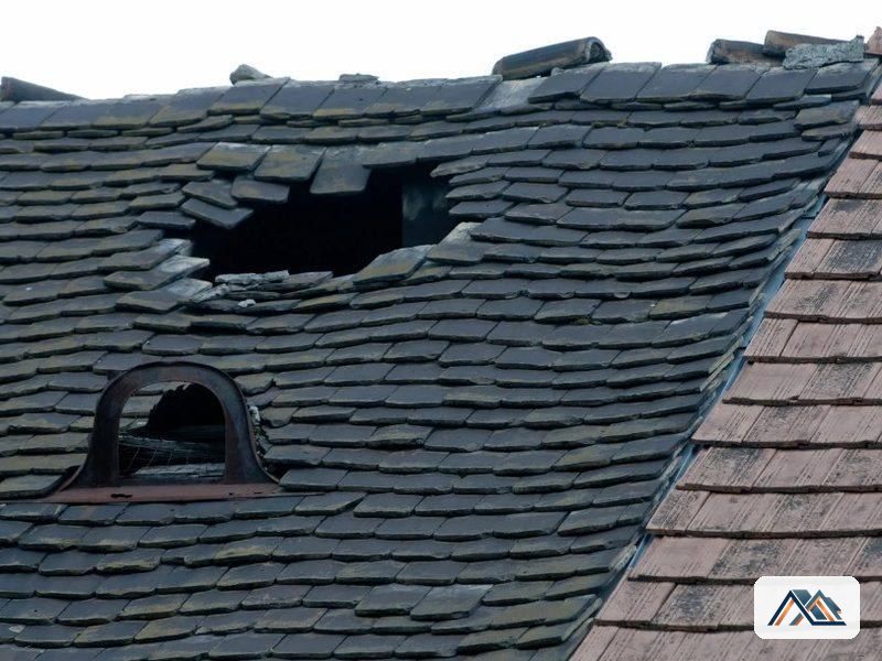 Reparación de tejados de pizarra en Sarria Cubierta de pizarra con piezas desprendidas en un edificio de Sarria