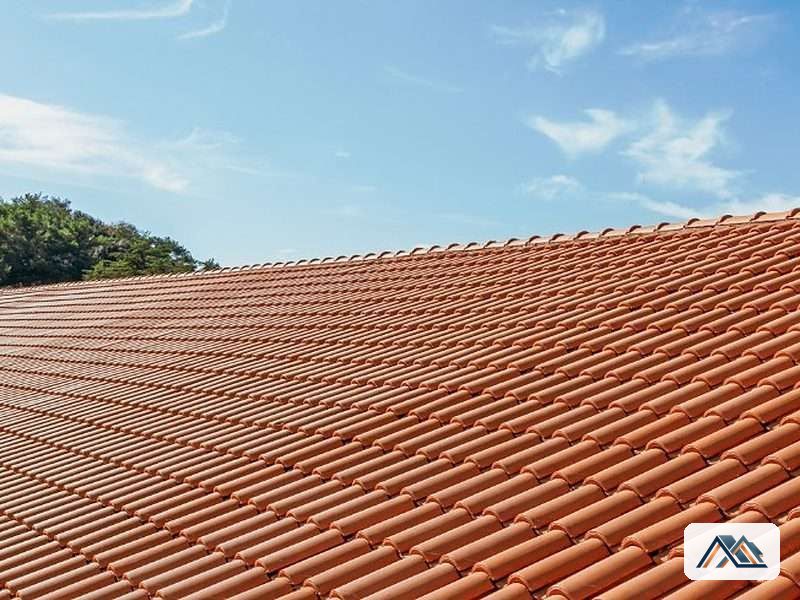 Cubierta de teja curva del país reparada en una vivienda de Vilalba