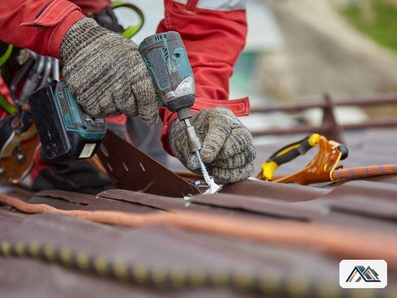 Retirada de la membrana asfáltica vieja con herramienta eléctrica