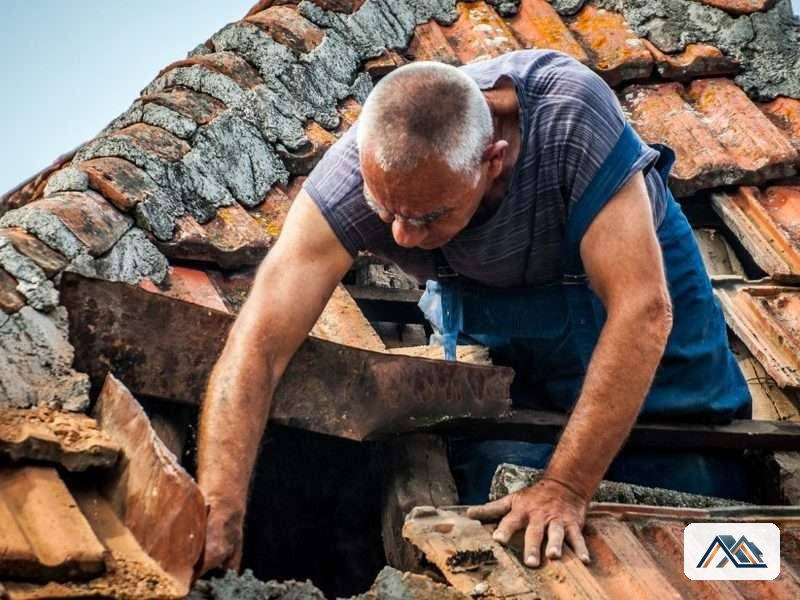 Coronación del tiro de la chimenea con el mortero disgregado
