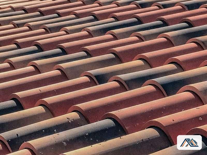 Solape de teja en el faldón Detalle del solape entre tejas curvas en el punto de la filtración