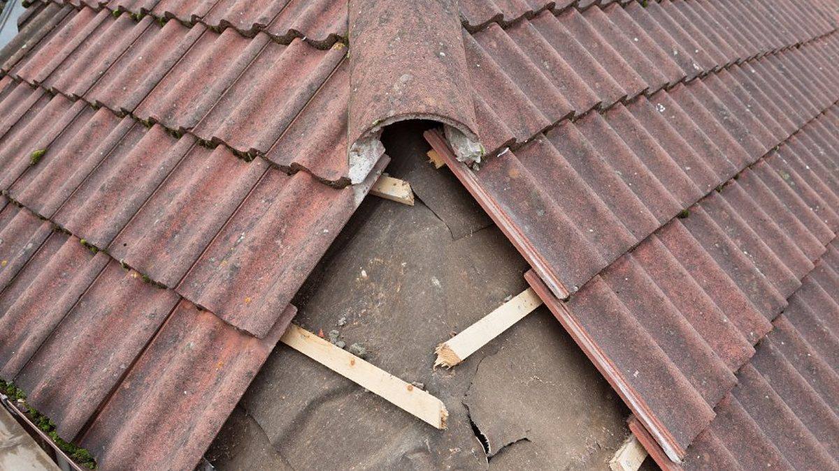 Cumbrera levantada y tela asfáltica rota en el faldón norte de una vivienda del Sagrado Corazón, Lugo
