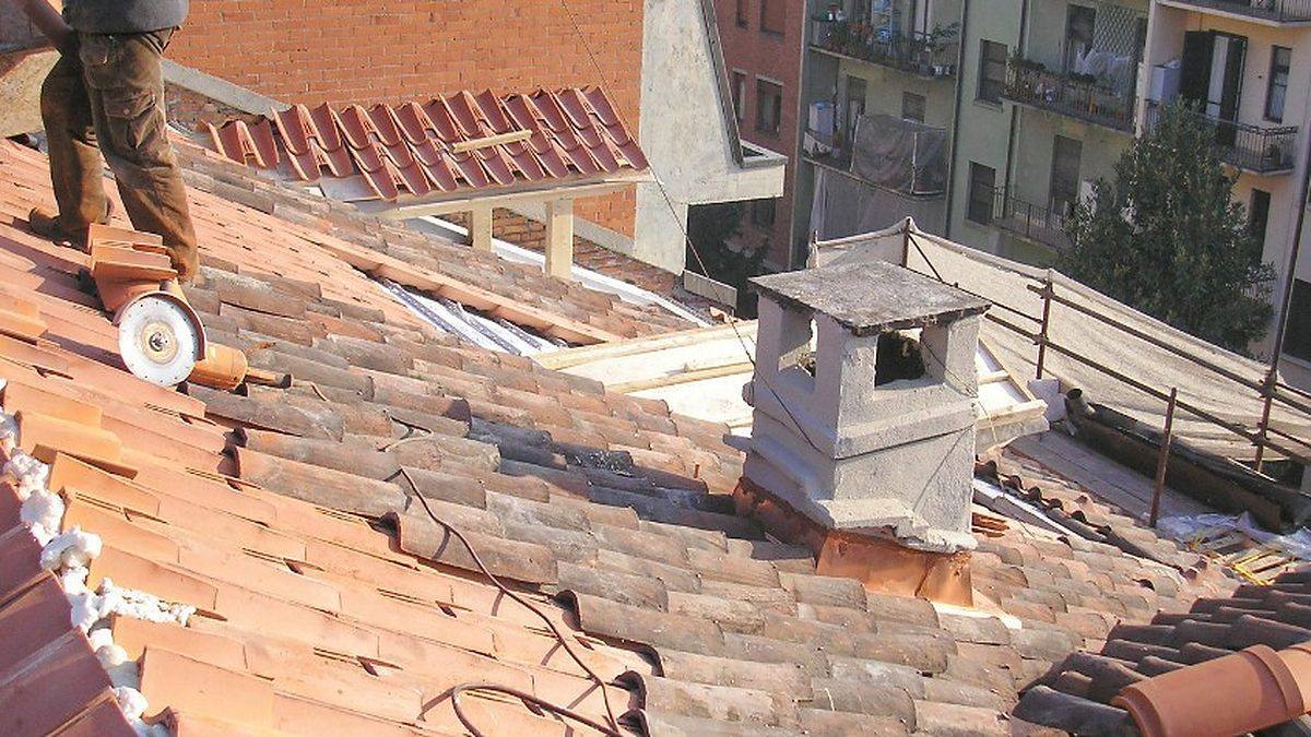 Reparación del encuentro de la chimenea de piedra con el faldón en el Casco Histórico de Lugo